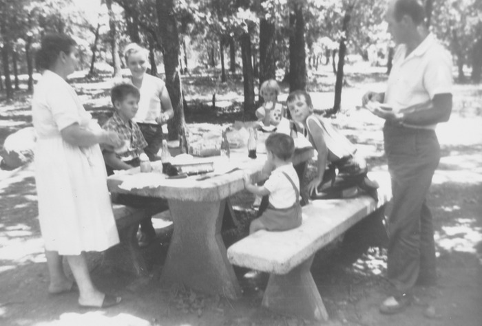 Picnic with Mum, 4 boys, Elisa and Dad
